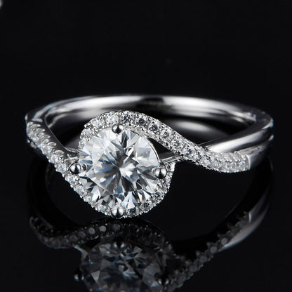 Four Prongs 1 Carat Moissanite Ring