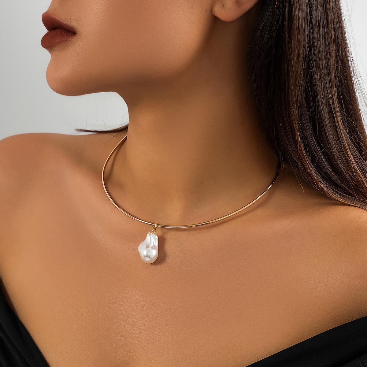 Temperament Shaped Pearl Pendant Choker Necklace