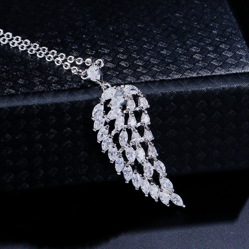 Leaf type zircon necklace